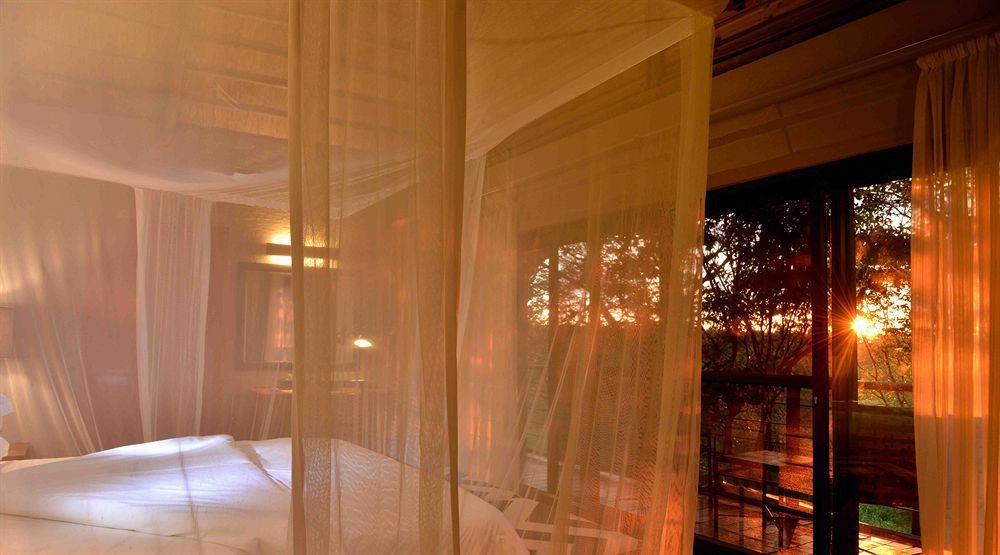 Victoria Falls Safari Suites Екстер'єр фото