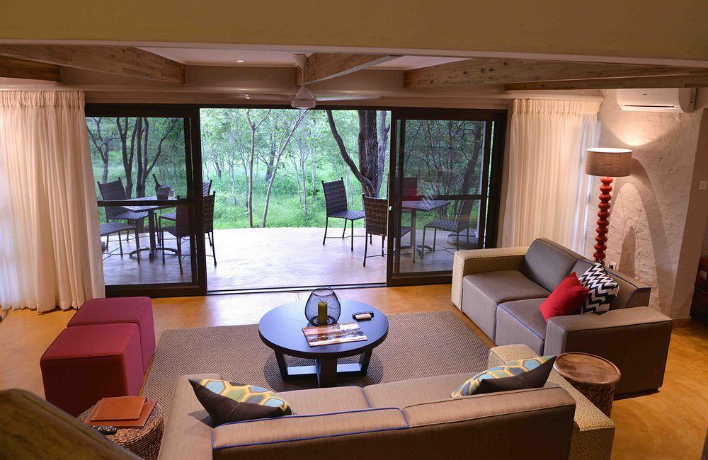 Victoria Falls Safari Suites Екстер'єр фото