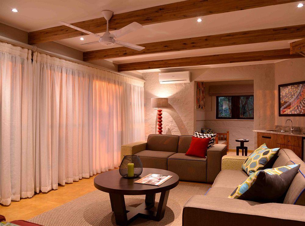 Victoria Falls Safari Suites Екстер'єр фото