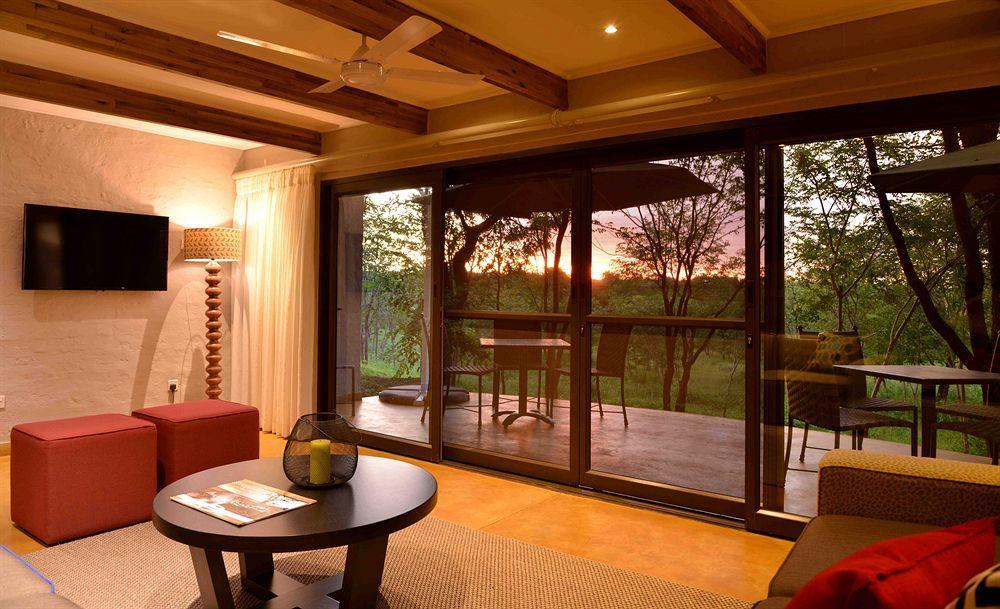 Victoria Falls Safari Suites Екстер'єр фото
